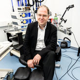 Neuropsychiater untersuchen Kinder-Tics